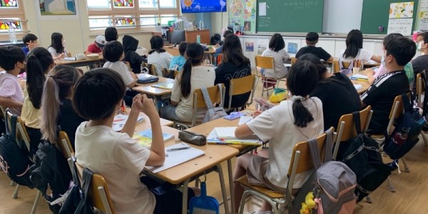2. 용인특례시가 초등 5학년생을 대상으로 24절기와 기후변화 프로그램을 교육하고 있다.jpg