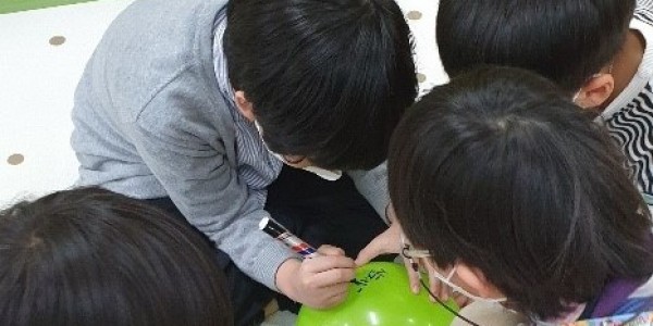 8. 건강한 돌봄놀이터에 참여하고 있는 어린이들의 모습.jpg