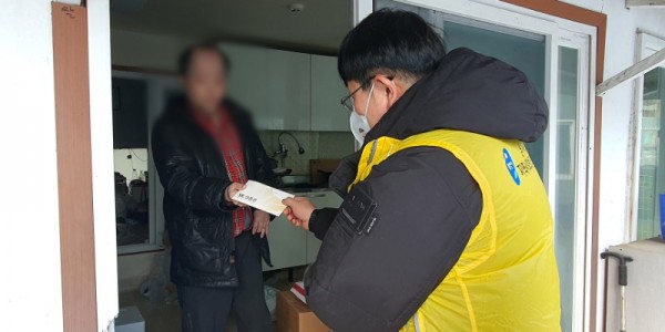 10. 남사읍 지역사회보장협의체가 저소득 가구의 난방유 지원을 위한 주유상품권을 전달했다..jpg