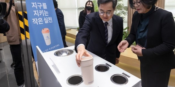 지난 15일 경기도청에서 열린 경기도 1회용 프라스틱 제로 선포식에서 김동연 경기도지사가 사용한 컵을 다회용 컵 수거함에 반납하고 있는 모습.jpg