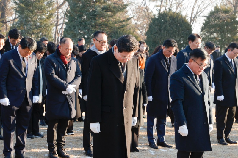 2.이상일 용인특례시장과 윤원균 용인특례시의회 의장 등 90 여 명이 1일 처인구 남동 용인중앙공원을 방문해 현충탑에 헌화하고 참배하고 있다..jpg