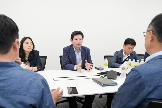 6-3. 이상일 용인특례시장이 미국 텍사스주 카일시에 소재한 ENF테크놀로지 공장에서 관계자들과 간담회를 갖고 대화를 나누고 있다.jpg