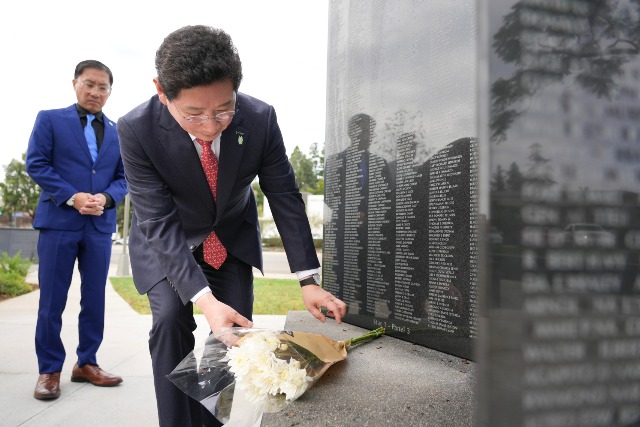 9-4. 이상일 용인특례시장이 힐크레스트 공원 한국전참전용사 기념비에 헌화하고 있다..jpg