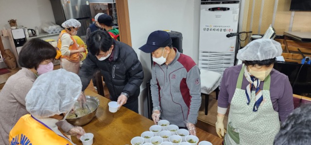 4-1. 이창호 기흥구청장이 도시락 반찬을 나눠 담고 있다..jpg