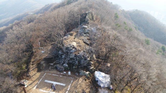 230113_과거 교통ㆍ통신 요충지 입증한 ‘석성산 봉수’, 국가지정문화재 사적으로 지정돼_사진(2) 봉수터 발굴조사 사진(전경).jpg