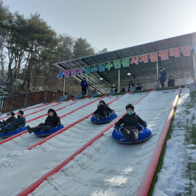 3-2. 용인시청소년수련원 사계절썰매장에서 어린이들이 썰매를 타고 있다..jpg