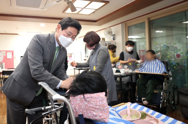 9-5. 요한의 집 입소자들에게 인사를 하는 이상일 용인특례시장.JPG