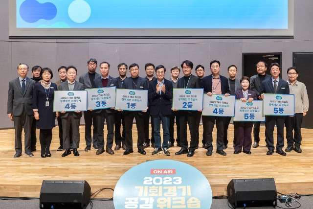 18일 오전 경기도청 1층 대강당에서 김동연 경기도지사， 3부지사， 4수석， 기조실장， 자치국장， 팀장급 400여명 등이 참석.jpg