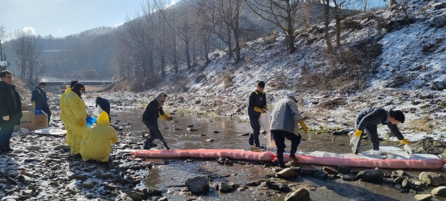 10. 20일 이동읍 행정복지센터 직원들과 이장협의회, 주민자치위원회 위원들이 화재로 오염된 용덕사천 정화 활동을 하고 있다..jpg