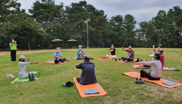 3-2. 산림치유 프로그램에 참가하고 있는 사람들의 모습.jpg