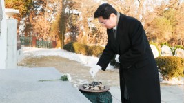 1.이상일 용인특례시장이 1일 처인구 남동 용인중앙공원을 찾아 현충탑에 헌화하고 참배하고 있다..jpg