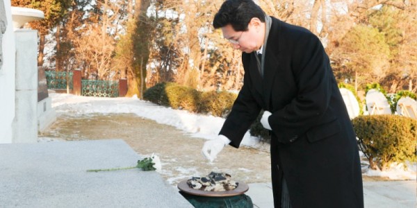 1.이상일 용인특례시장이 1일 처인구 남동 용인중앙공원을 찾아 현충탑에 헌화하고 참배하고 있다..jpg