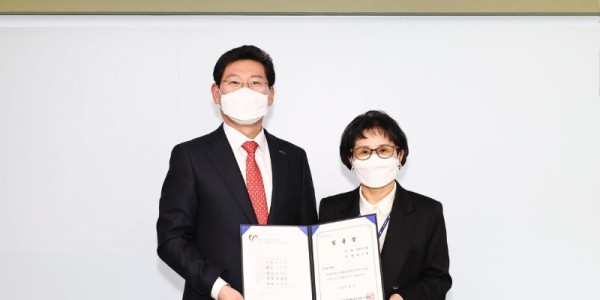 이상일 용인특례시장이 백숙희 용인시자원봉사센터 신임 센터장에게 임명장을 수여한 후 기념 촬영을 하고 있다..jpg