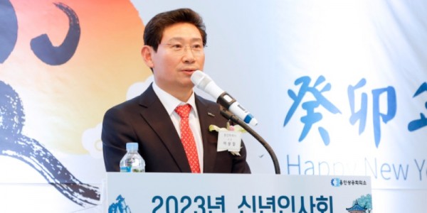 2-1. 이상일 용인특례시장이 용인상공회의소 신년인사회에서 인사말을 하고 있다..jpg