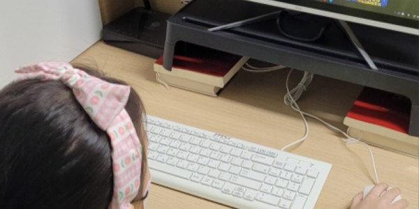 5. 별빛누리 도서관에서 어린이가 VOD 서비스를 이용하고 있다.jpg