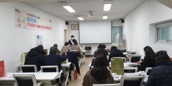 4-1. 물가 모니터 요원 18명에 대한 교육을 진행하고 있는 모습.jpg