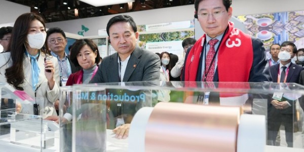 230109_이상일 용인특례시장, 원희룡 국토교통부 장관과 함께 미국 CES 관람…용인 반도체 이야기 주고 받아_사진(1).jpg