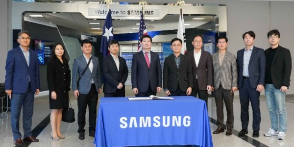 6-1. 이상일 용인특례시장이 삼성전자 오스틴 공장에서 관계자들과 기념촬영을 하고 있다. (이 시장 좌측이 전병구 삼성 오스틴법인 상무, 우측이 구본영 삼성 오스틴법인 법인장).jpg