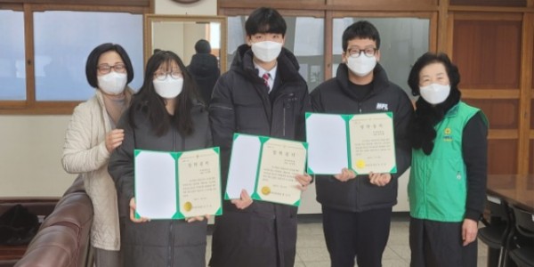 5. 양지면 새마을부녀회가 용동중학교 졸업생 3명에게 장학금 90만원을 전달했다. 2.jpeg