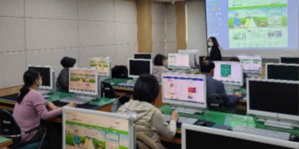 1. 용인특례시가 농업기술센터에서 시민들에게 무료 정보화교육을 진행한다.jpg