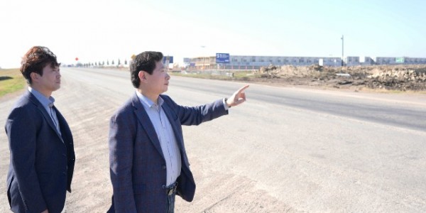 6-1. 이상일 용인특례시장이 미국 텍사스주 테일러시 삼성전자 파운드리 팹 건설현장을 둘러보고 있다.jpg