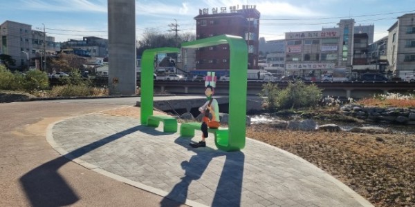 1-1. 용인특례시가 신갈천 1km 구간에 쉼터를 조성했다.jpg