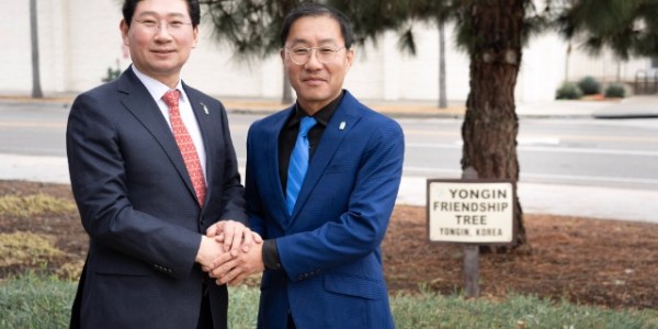 9-1. 이상일 용인특례시장이 프레드 정 플러튼 시장과 플러튼시청 플러튼-용인 자매결연을 기념 나무 앞에서 함께 사진을 찍고 있다..jpg
