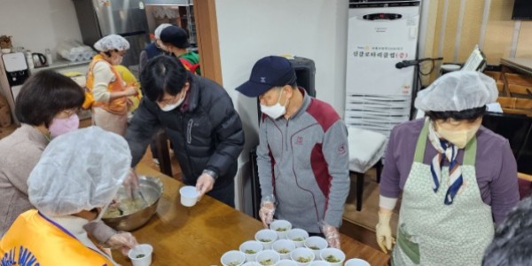 4-1. 이창호 기흥구청장이 도시락 반찬을 나눠 담고 있다..jpg