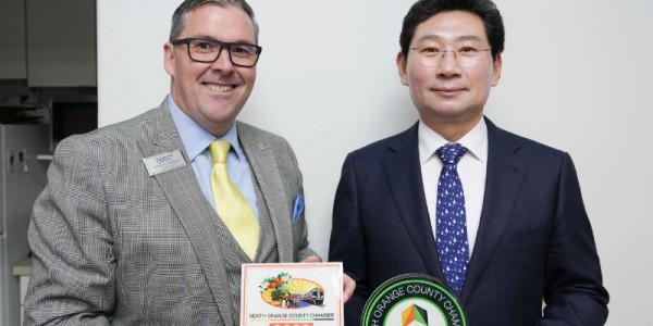 5-1.이상일 용인특례시장이 미국시각 12일 미국 캘리포니아주 플러튼 시청에서 북오렌지카운티 상공회의소 앤드루 W 그렉슨 회장과 기념촬영을 하고 있다..jpg