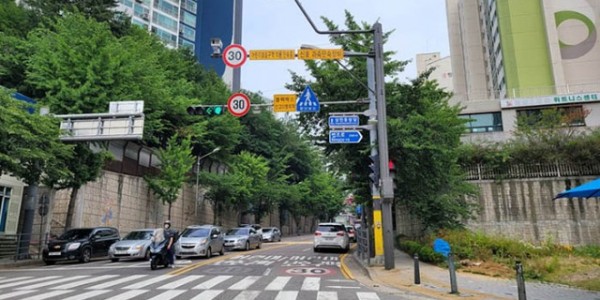 5. 용인특례시가 어린이보호구역 27곳에 무인단속카메라를 설치한다. 사진은 수지구 상현동 서원초 앞에 카메라가 설치된 모습.jpg