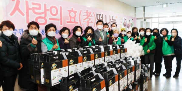 230117_이상일 용인특례시장, 설 맞아 새마을부녀회 나눔 행사 찾아 응원_사진.jpg