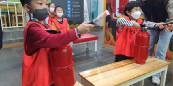 3-1. 꿈이룸 안전체험교실에 참가 중인 어린이들의 모습.JPG