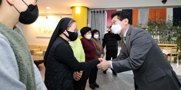 9-1. 이상일 용인특례시장이 17일 행복한 집을 방문해 시설 관계자들과 인사를 나누고 있다..JPG