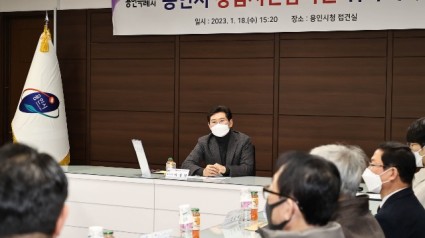 이상일 용인특례시장이 청렴시민감사관들의 건의 내용을 듣고 있다..jpg