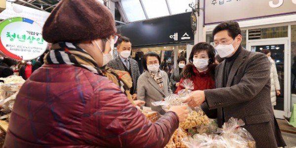 230118_이상일 용인특례시장, 용인중앙시장에 명절인사 왔습니다_사진(1).JPG