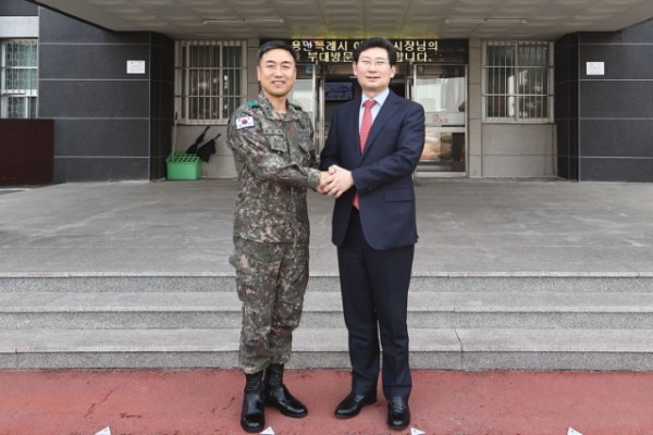 이상일 용인특례시장이 김진익 제55보병사단 사단장과 악수하고 있다..jpg