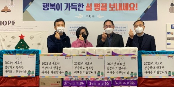 5. 권오성 수지구청장이 해오름의 집 관계자들과 기념촬영을 하고 있다.jpg