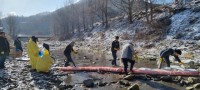 10. 20일 이동읍 행정복지센터 직원들과 이장협의회, 주민자치위원회 위원들이 화재로 오염된 용덕사천 정화 활동을 하고 있다..jpg