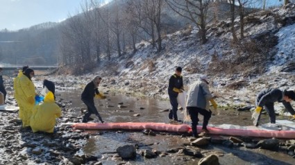 10. 20일 이동읍 행정복지센터 직원들과 이장협의회, 주민자치위원회 위원들이 화재로 오염된 용덕사천 정화 활동을 하고 있다..jpg