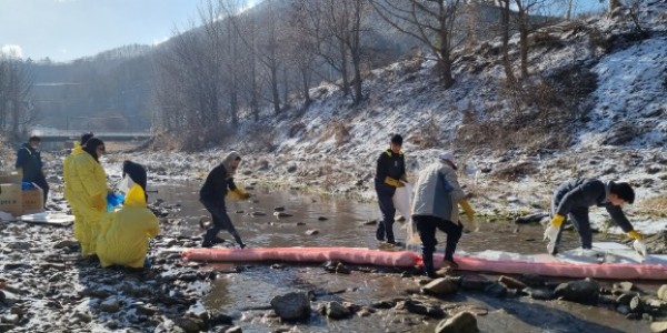 10. 20일 이동읍 행정복지센터 직원들과 이장협의회, 주민자치위원회 위원들이 화재로 오염된 용덕사천 정화 활동을 하고 있다..jpg