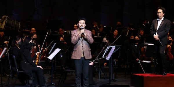 1-1. 이상일 용인특례시장이 신년음악회 2부 첫 순서로 무대에 올라 관객들에게 새해 인사를 전하고 있다..jpg