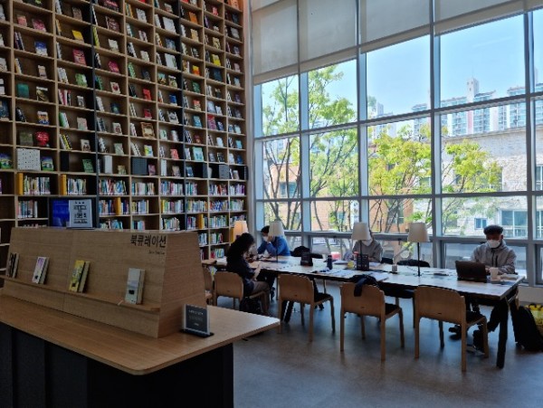 1. 수지도서관 열람실 전경.jpg
