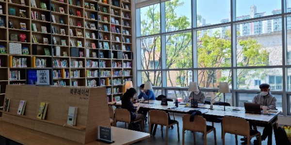 1. 수지도서관 열람실 전경.jpg