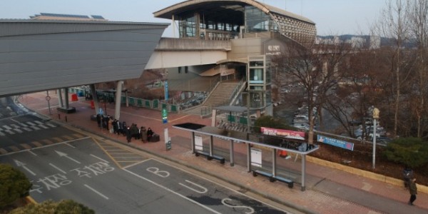 5-1. 용인특례시가 용인경전철 시청역 1번출구에 쉘터형 버스정류장을 설치했다.JPG