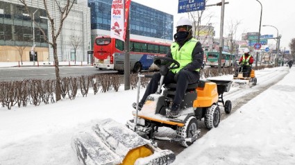 7-1. 26일 시 관계자가 처인구 역북동 일원 인도에 쌓인 눈을 제설기로 치우고 있다..jpg