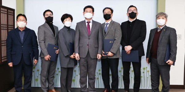 8. 이상일 용인특례시장이 7명의 옴부즈만에게 위촉장을 전달한 뒤 기념촬영을 하고 있다.jpg