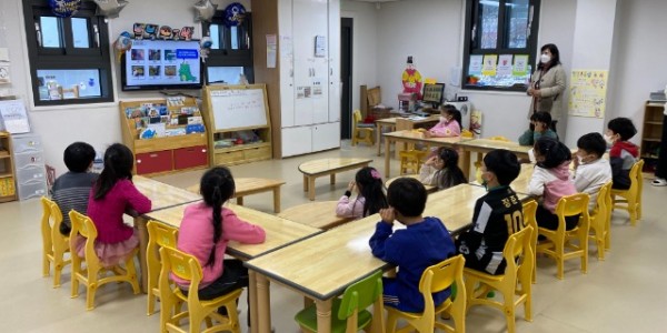 5. 용인특례시 관계자가 기흥구 신갈동 신갈어린이집 원아를 대상으로 미세먼지 저감시설 관련 교육을 하고 있다.jpg