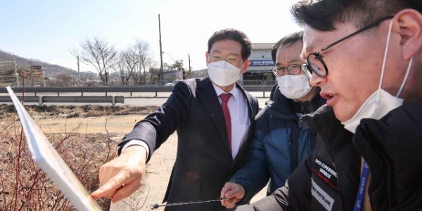 6-2. 이상일 용인특례시장이 30일 처인구 백암면 ‘팜 앤 포레스트 타운’ 조성 사업 부지 현장을 바문해 사업 추진 현황을 살폈다..JPG