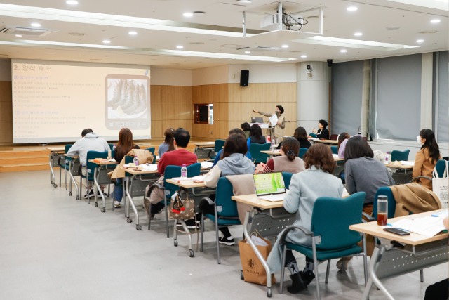 5-2. 용인특례시가 8일 관내 학교 교사를 대상으로 용인형 환경교육 교재 설명회를 열었다.jpg