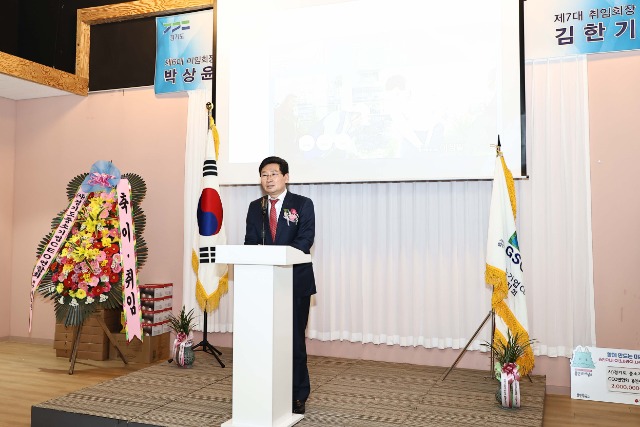 이상일 용인특례시장이 경기도중소기업CEO연합회 용인지회장 이취임식에서 축사를 하고 있다..jpg